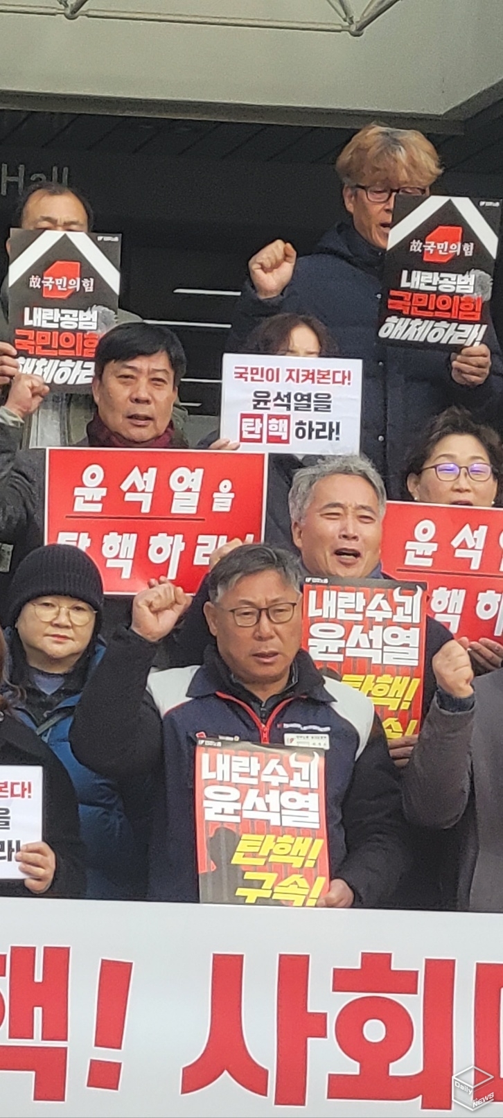 평택 지역 제정당 종교 시민사회단체 대표는 13일 오전 평택시청에서 비상시국선언 긴급 기자회견을 개최, 윤석열의 탄핵을 촉구했다. 