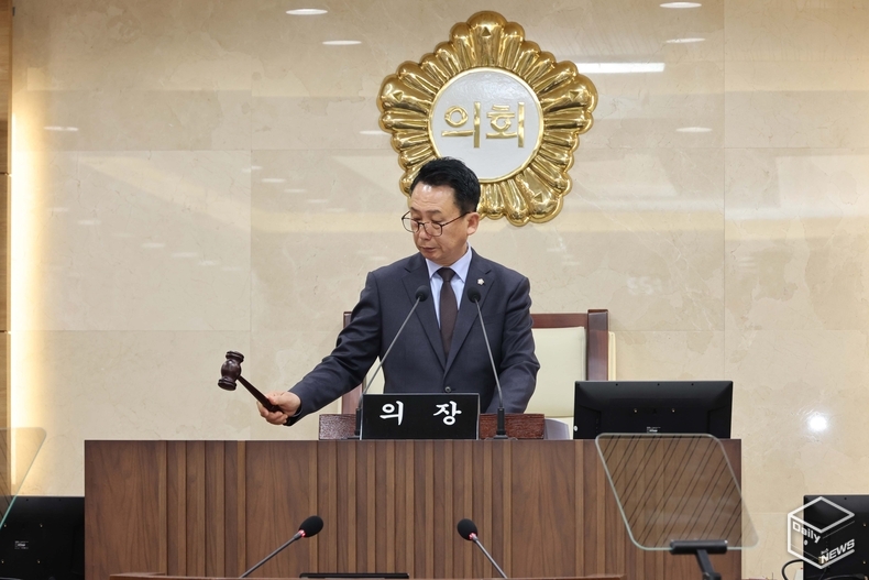 본회의에서 의사봉 타봉하는 강정구 의장(사진제공=평택시의회)