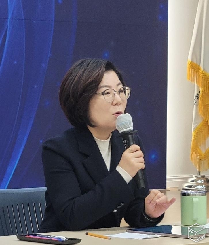기자들 질의에 답변하는 김보라 시장