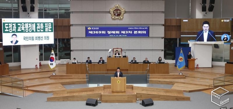 최병선 의원이 제369회 정례회 제3차 본회의에서 도정과 교육행정에 관한 질문을 하고 있다.(사진제공=경기도일간기자단)