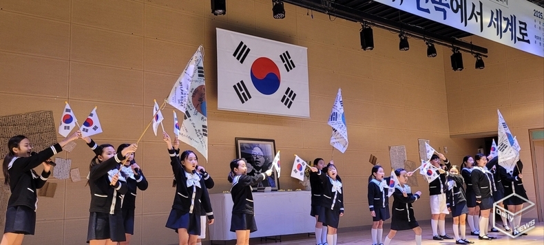 106주년 3·1 독립선언 기념 및 안재홍선생 60주기 추모문화제가 1일 민세중학교에서 진행됐다.(사진은 평택청소년합창단 공연)