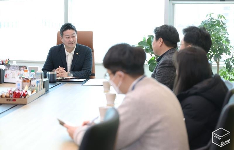 경기도의회 양우식위원장이 홍보비 발언에 "유감"을 표명하는 사과를 했음에도 논란이 지속되고 있다. 