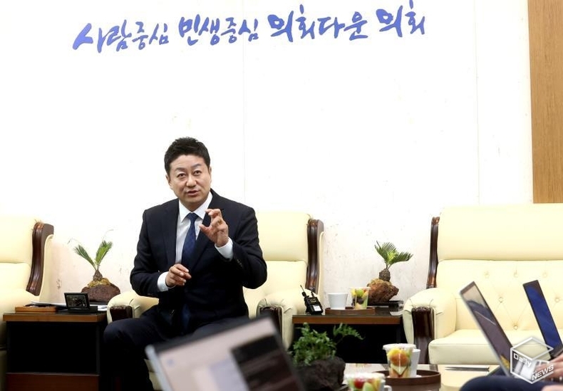  김진경 의장은 일부 기자들의 정치 개입 논란에도 ‘침묵’ 으로 일관하고 있어 리더십 위기에 봉착했다는 평가를 받고 있다. 