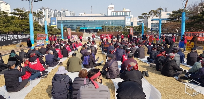 7일 시청앞에서 집회를 연 비대위는 오는 3월 중으로 더 큰 규모의 집회를 계획하고 있다.(사진=경기도일간기자단)