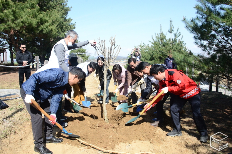 평택 통복천 바람새 공원에서 28일 (사)더나눔의 무궁화동산 조성사업이 실시됐다.(왼쪽 네번째 김종걸 이사장, 오른쪽 네번째 정장선 시장)