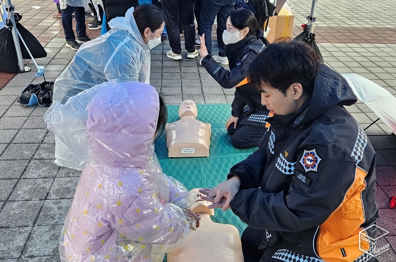 송탄소방서(서장 김승남)는 지난 5일 ‘2025 평택시민 건강걷기대회’에서 의용소방대와 함께 심폐소생술 체험부스를 운영하면서 안전문화를 확산했다.(사진=송탄소방서)