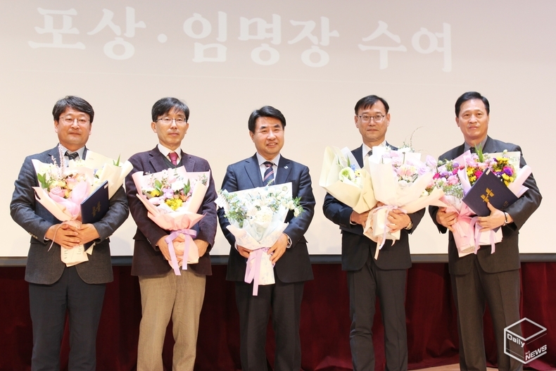 이날 행사에서는 대학 발전에 공헌을 한 교직원 및 외빈에 대한 포상 시상식이 진행됐다.