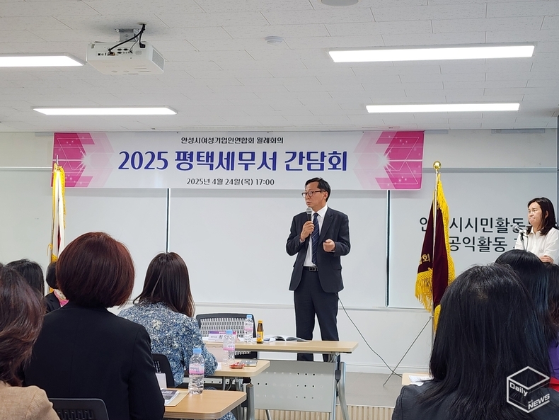  이날 간담회에서 최영호 평택세무서장은 가업승계를 희망하는 우수 중소기업이 명문 장수기업으로 성장할수 있는데 도움이 되는 세무정보를 주내용으로 강연했다.(사진=평택세무서)