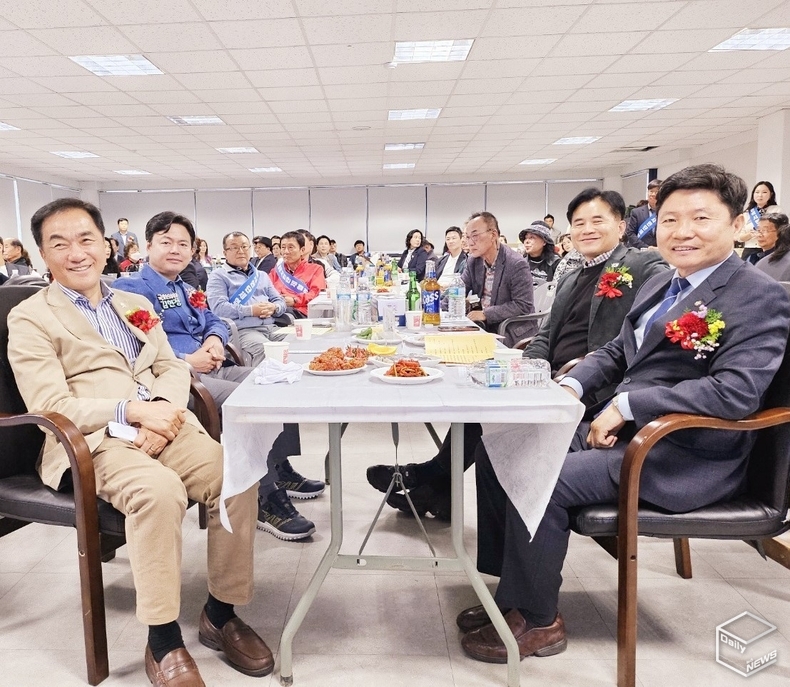 이날 행사에는 정장선 시장과 홍기원, 이병진, 김현정 국회의원을 비롯한 주요인사들이 참석해 기념식을 축하했다. 