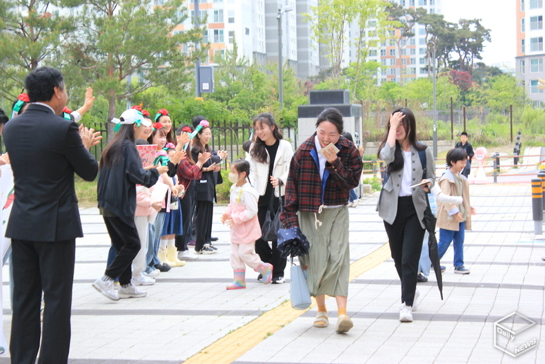 아이들의 환호에 출근 교사들 얼굴에 웃음꽃이 활짝!