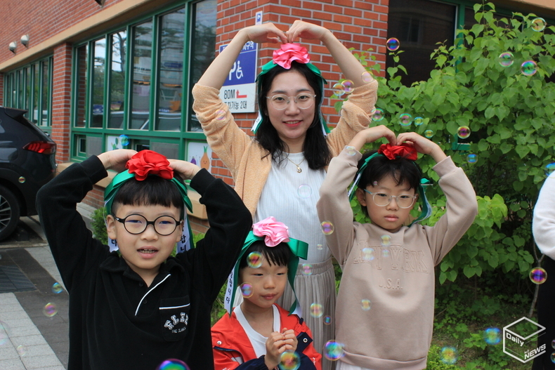 "우리는 모두 선생님! 사랑해요!"