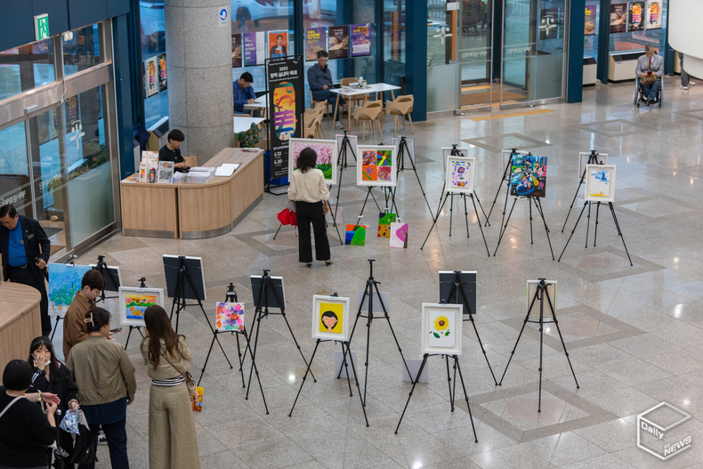 대공연장 로비에서는 '반고흐의 제자들'이라는 발달장애 청년들의 그림 전시회도 감상할 수 있었다. 