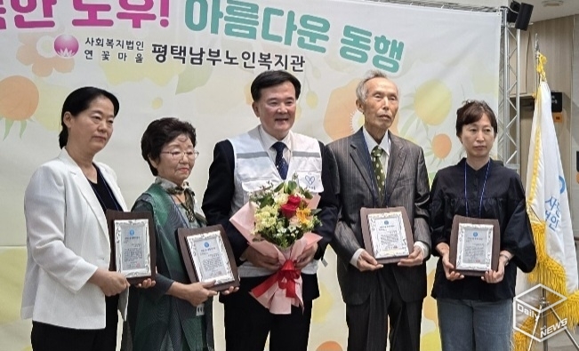 자랑스런 평택시민상 수상자들(가운데 김종걸 더 나눔 이사장)