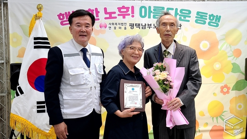 아름다운 인생 부문 정호복 할아버지(오른쪽 첫번째) (사진=더 나눔)