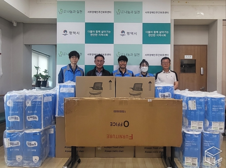  이번 후원품 전달은 테이블, 의자, 단체복, 휴지 등 200만 원이 넘는 물품이 전해졌다.