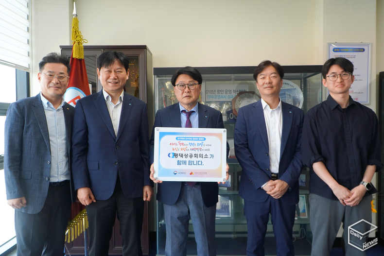 평택상공회의소가 보건복지부와 한국보건복지인재원이 공동 주관하는 ‘인구문제 인식개선 릴레이 캠페인’에 동참했다.(가운데 이강선 회장)