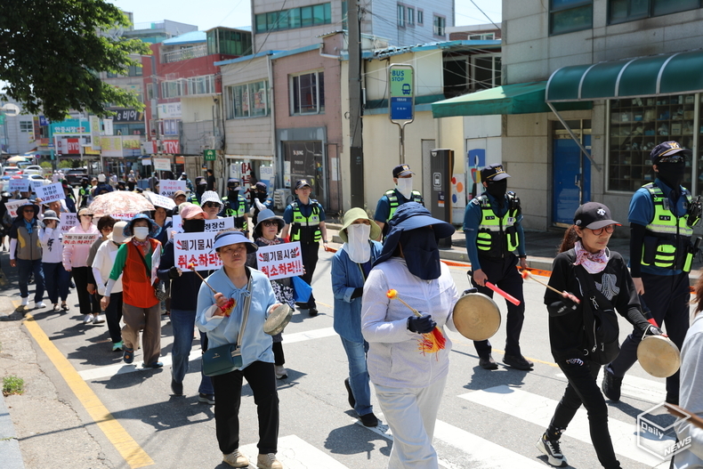 참가자들은 뙤약볕 속에서도 따비공원에서 안중출장소까지 가두행진을 하며시에 요구한 사항을 해결하라고 촉구했다. 