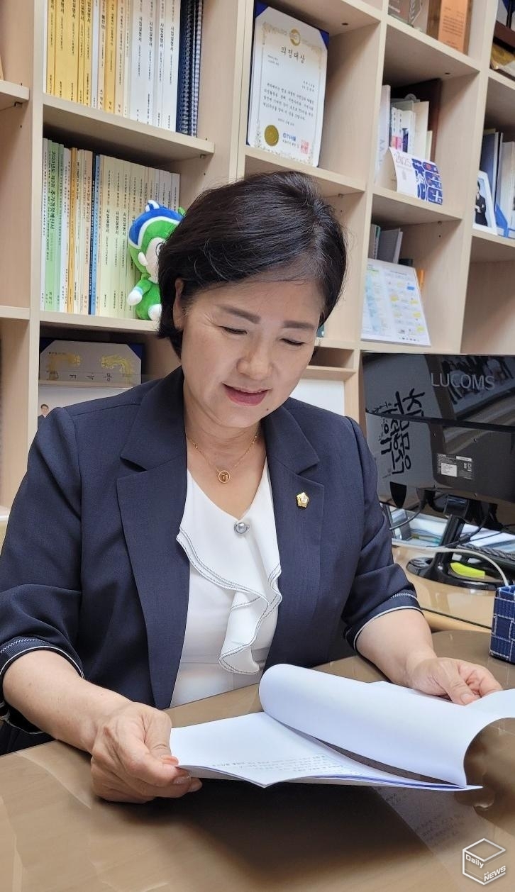 김 의원은 이번 감사에서 교통사고율이 높은 구간을 중심으로 횡단보도 위치를 뒤로 조정하고, 신호주기를 보행자 중심으로 세심하게 조정할 것을 제안했다.