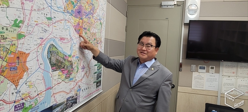 소 의원은 실제로 시민들이 겪는 불편과 현안에 대해 구체적인 사례와 데이터를 바탕으로 질의했다. 