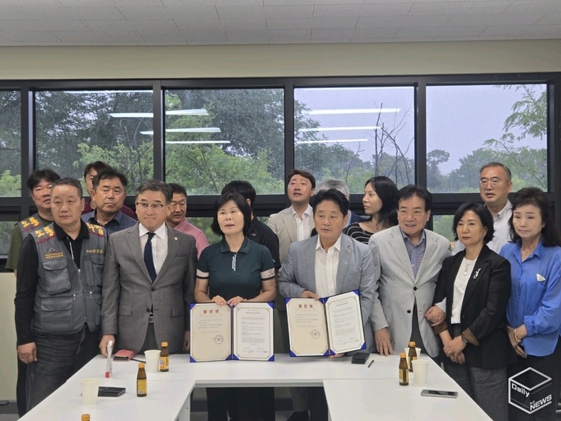 평택항창고물류협동조합과 한국화명유한회사가 지난 16일 화명 한국법인 회의실에서 전략적 업무협약(MOU)을 체결했다. 