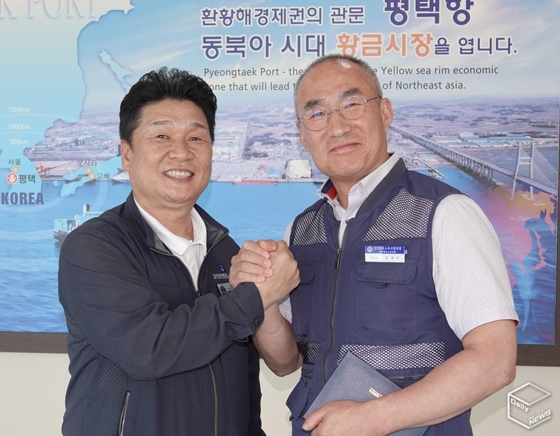 왼쪽 박경일 당진항만항운노동조합 위원장, 오른쪽 김대식 평택항운노도조합 위원장