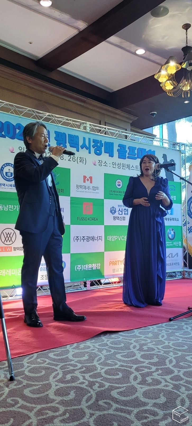 왼쪽 바리톤 한상식과 소프라노 이선영
