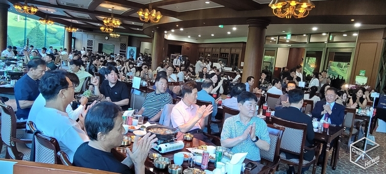평택메세나협회의 첫번째 '찾아가는 메세나 음악회'가 2025 평택시장배 골프대회 시상식 전에 펼쳐져 스포츠와 문화가 일체감을 이뤘다. 