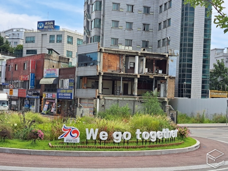 장기간 건축물 철거 미비로 방치돼 흉물로 변한 건물은 오가는 사람들의 눈살을 찌푸리게 만들고 있다. (사진=안성시기자협회)