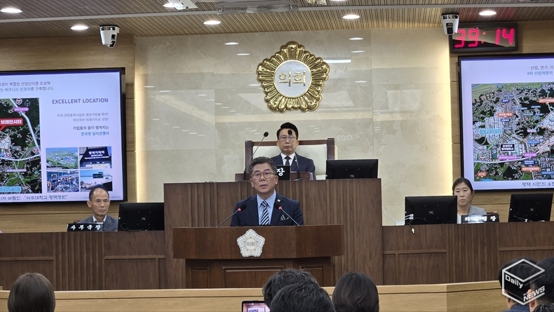 시정질문하는 이윤하 의원