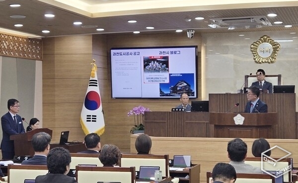 평택시 최창민 미래도시전략국장에게 질의하는 이윤하 의원