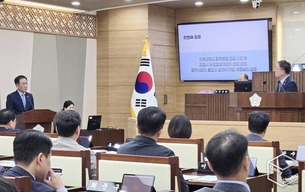 정장선 평택시장에게 시정질의를 하고 있는 이윤하 의원