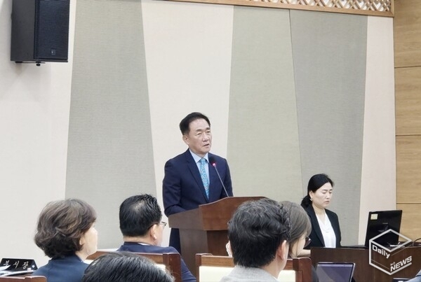 평택시의회 시정질문에 답변하고 있는 정장선 평택시장