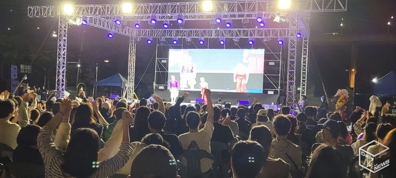 올해 첫번째로 열린 평택항 페스티벌 '다함께 차차차'에 1만2천여명의 방문객이 방문함으로써 성황리에 개최했다. 