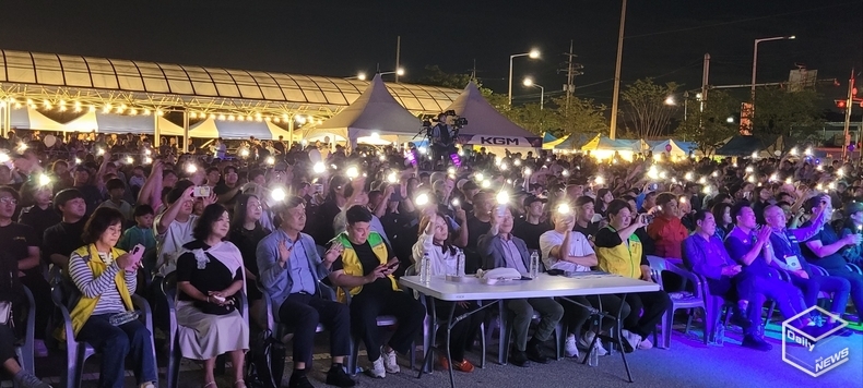 핸드폰 손전등을 움직이며 일체감을 이룬 관람객들
