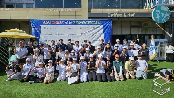 대회수상자들의 단체기념 사진 촬영(사진=경인매일 김도윤 기자)