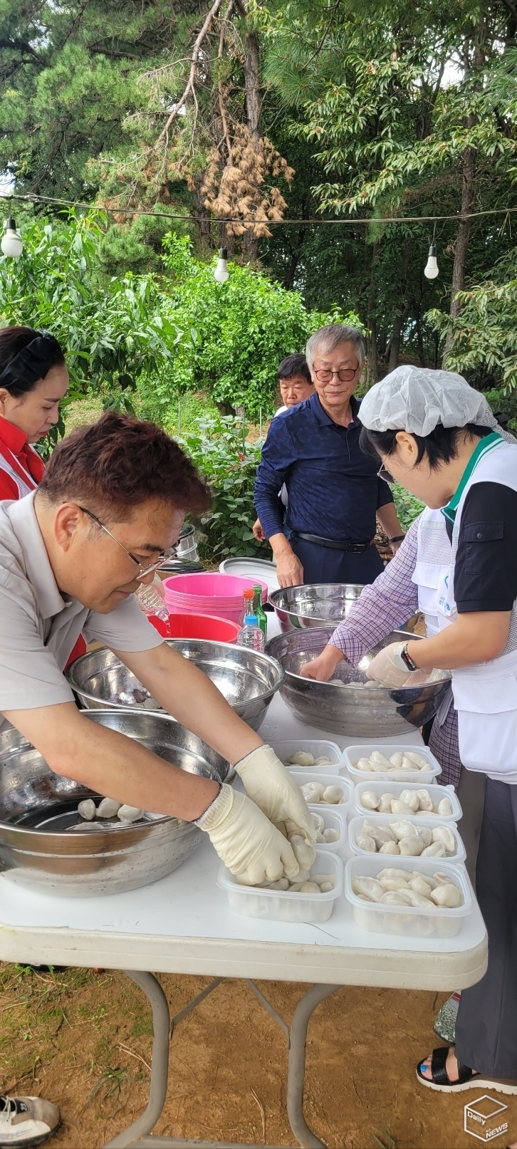 짜잔! 드디어 탄생한 백색의 송편들 '음~ 맛있겠다'