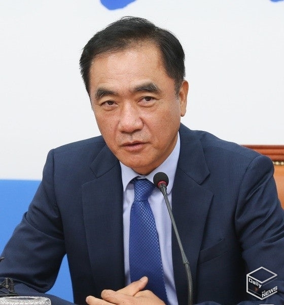 정장선 평택시장이 25일 새벽 자신의 SNS를 통해 3선 불출마 의사을 밝혔다. 
