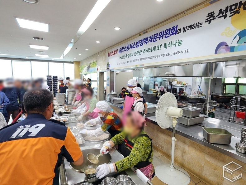 광동제약, 한국야쿠르트, 매일유업은 비타 500, 야쿠르트, 두유 등 후식을 후원했다.(사진=평택북부노인복지관)