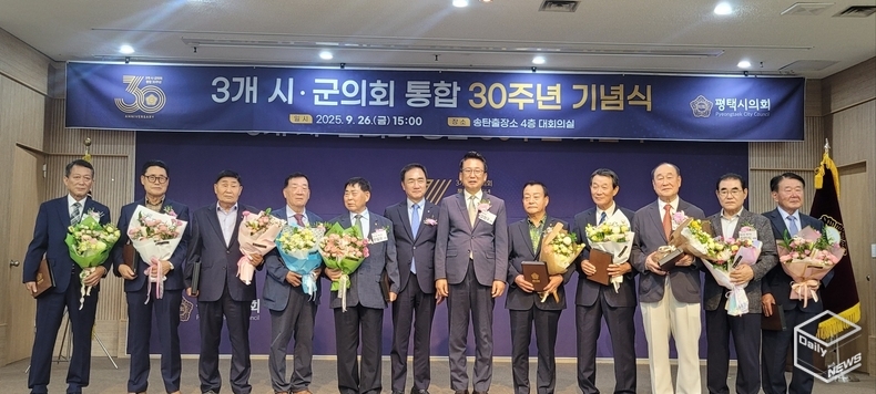 정장선 시장, 강정구 의장과 역대 의장들 찰칵(사진=강경숙 기자)