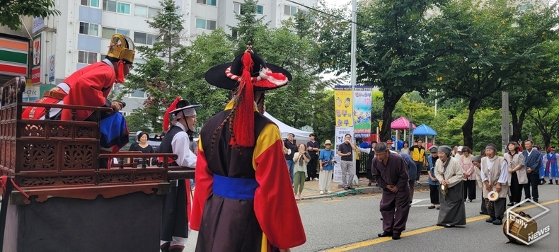 현감에게 민원을 알리는 백성들(사진=강경숙 기자)