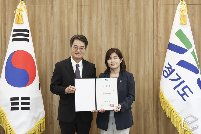 김동연 지사(왼쪽)의 임명장 수여(사진=경기도)
