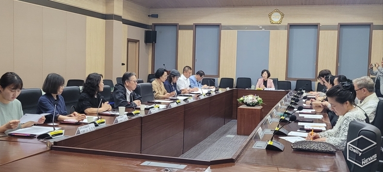 시민예술대학 활성화 방안 강구 간담회가 2일 평택시의회 3층 간담회장에서 진행됐다.(사진=강경숙 기자)