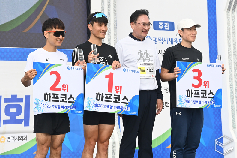 하프코스 수상자들 박종근 평택시체육회장과 함께(사진=평택시체육회)