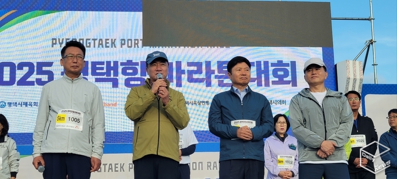 내빈 축사 왼쪽부터 강정구 시의장, 정장선 시장, 홍기원‧이병진 국회의원(사진=강경숙 기자)