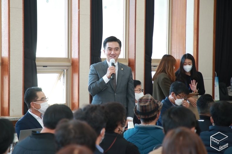 정 의원은 초선때부터 '현장에서 답을 찾자'는 원칙을 지키며 의정활동을 이어왔다.(사진=평택시의회)