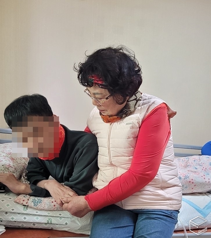 패혈증을 비롯 세 번의 죽음 고비 넘긴 아들과 함께(사진=강경숙 기자)