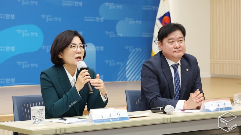 왼쪽 김보라 시장과 윤종군 국회의원(사진=안성시)
