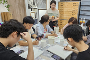 우기 뚫고? 이웃과 오순도순 그림으로 소통