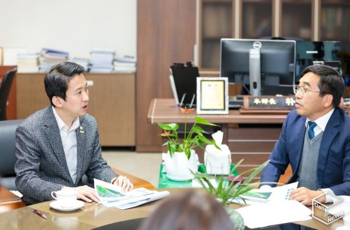 안산시의회 송바우나 의장이 16일 한국산업단지공단 경기지역본부를 방문해 본부 및 시 관계자들과 간담회를 가졌다. 사진 왼쪽이 안산시의회 송바우나 의장이고 오른쪽은 한국산업단지공단 박진만 경기지역본부장 본부장의 모습.