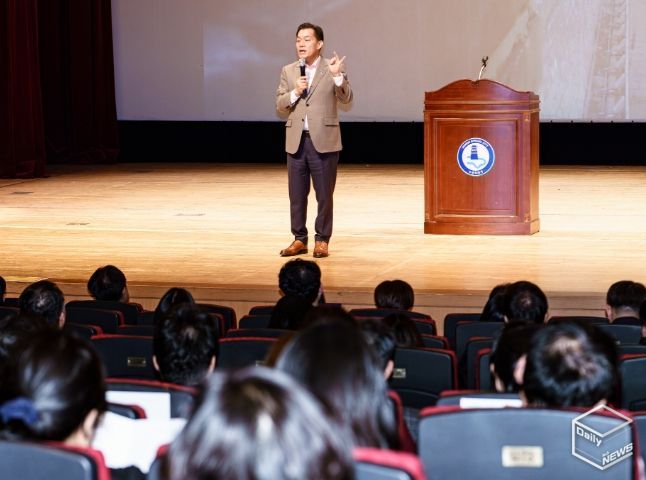 이재준 수원시장이 사업설명회에서 인사말을 하고 있다.